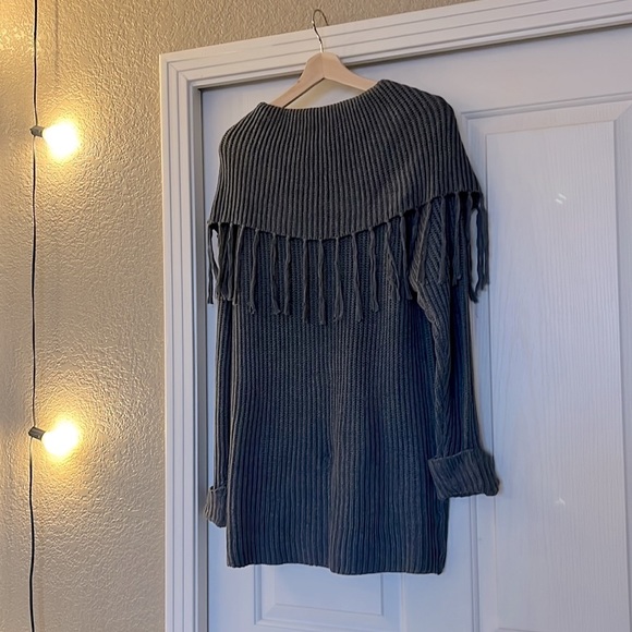 Boutique sweater with fringe, love ❤️ it but it’s too big for me! - Picture 7 of 8